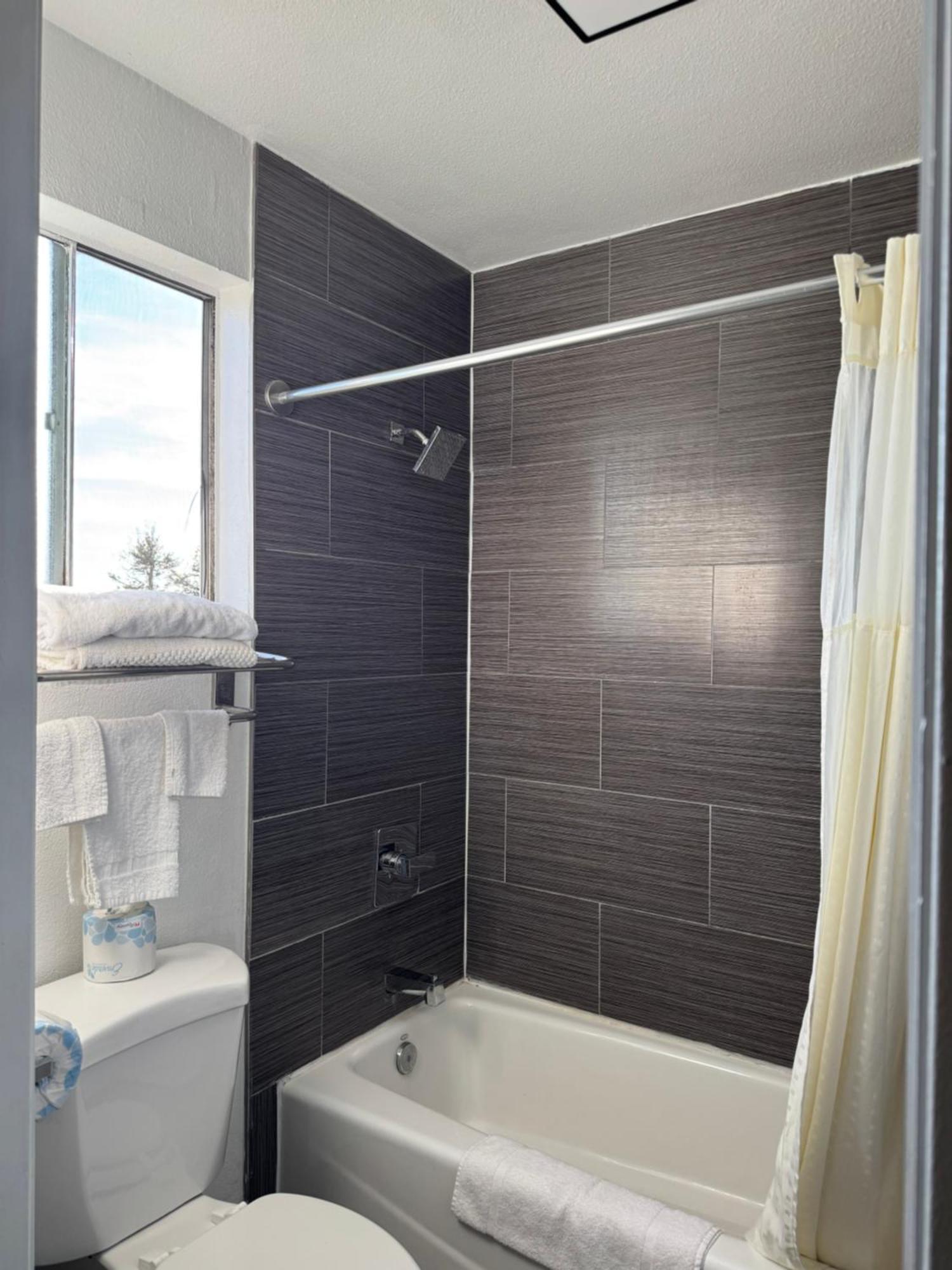 Rodeway Inn Вентура Екстериор снимка